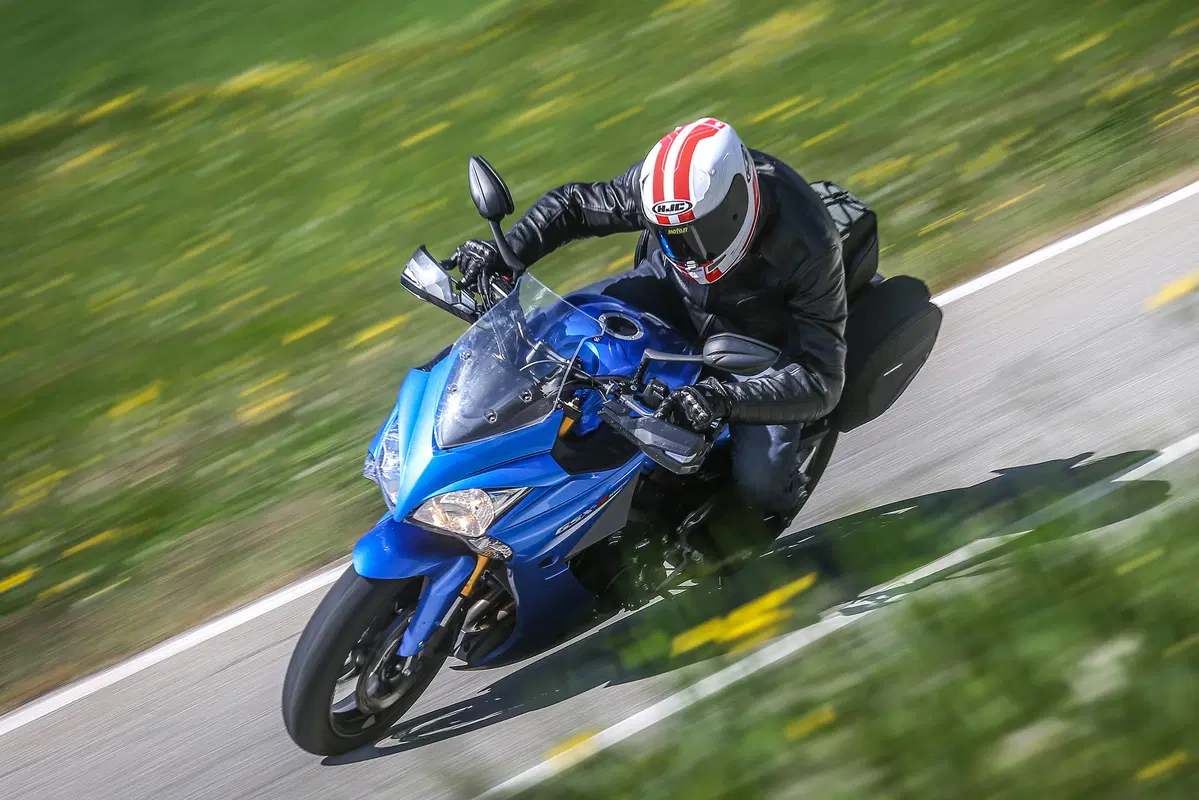 Kawasaki Z1000SX vs. Suzuki GSX-S1000 F (18)