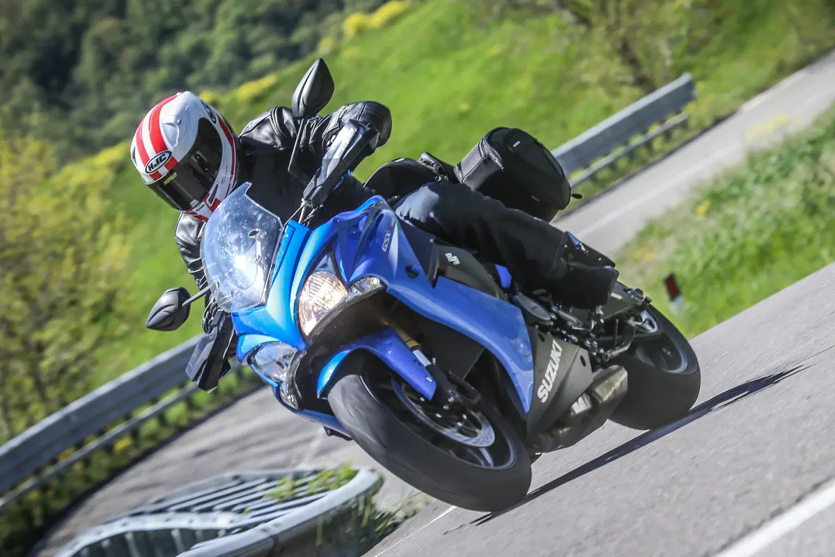 Kawasaki Z1000SX vs. Suzuki GSX-S1000 F (17)