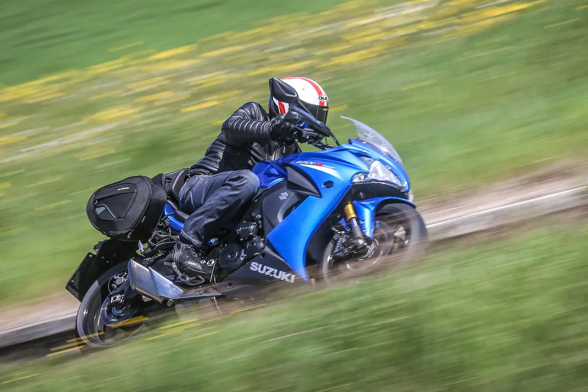 Kawasaki Z1000SX vs. Suzuki GSX-S1000 F (22)