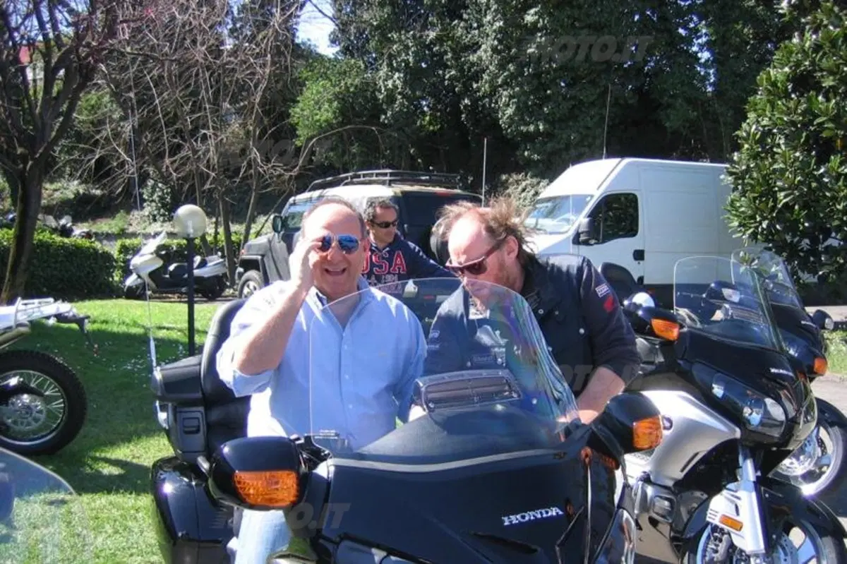 Gerry Scotti ha ritirato la sua nuova Honda Goldwing da Macchion