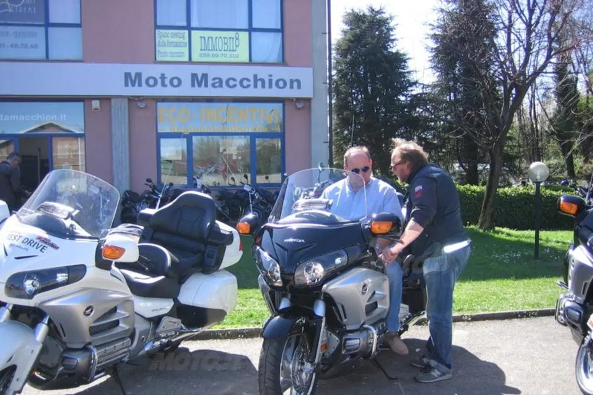 Gerry Scotti ha ritirato la sua nuova Honda Goldwing da Macchion (9)