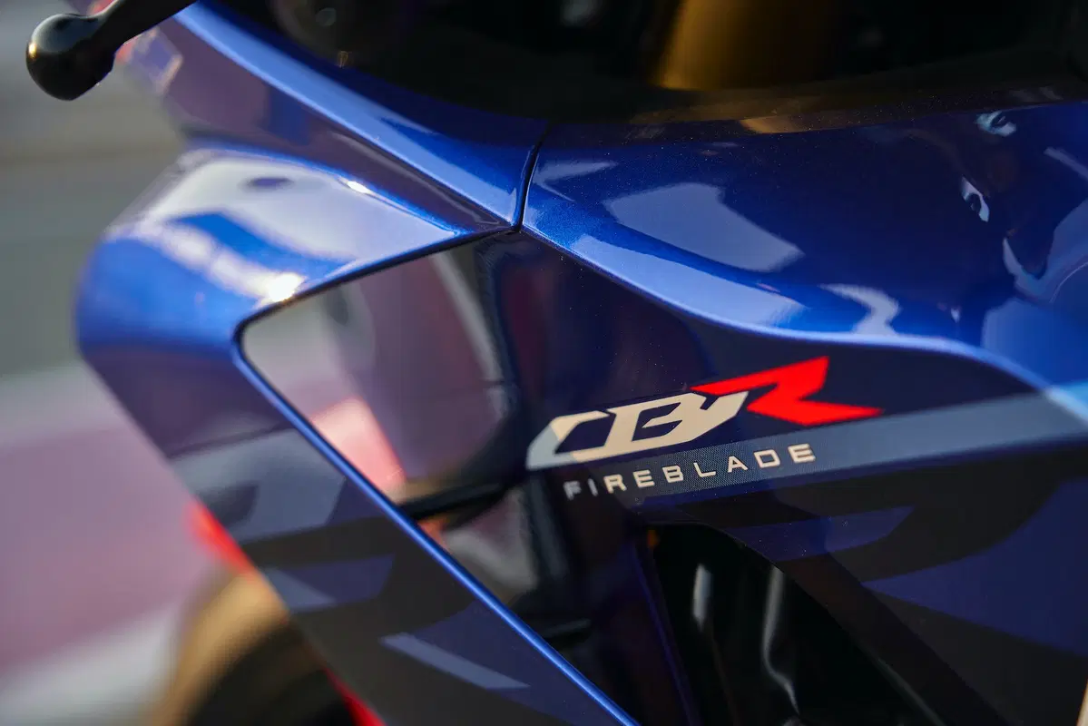 Honda CBR 1000RR R Fireblade SP. R come Racing (8)