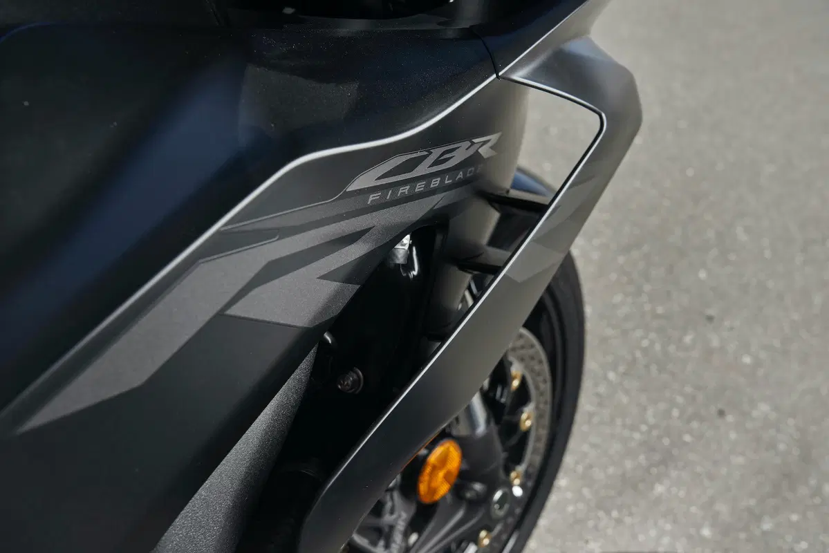 Honda CBR 1000RR R Fireblade SP. R come Racing (9)