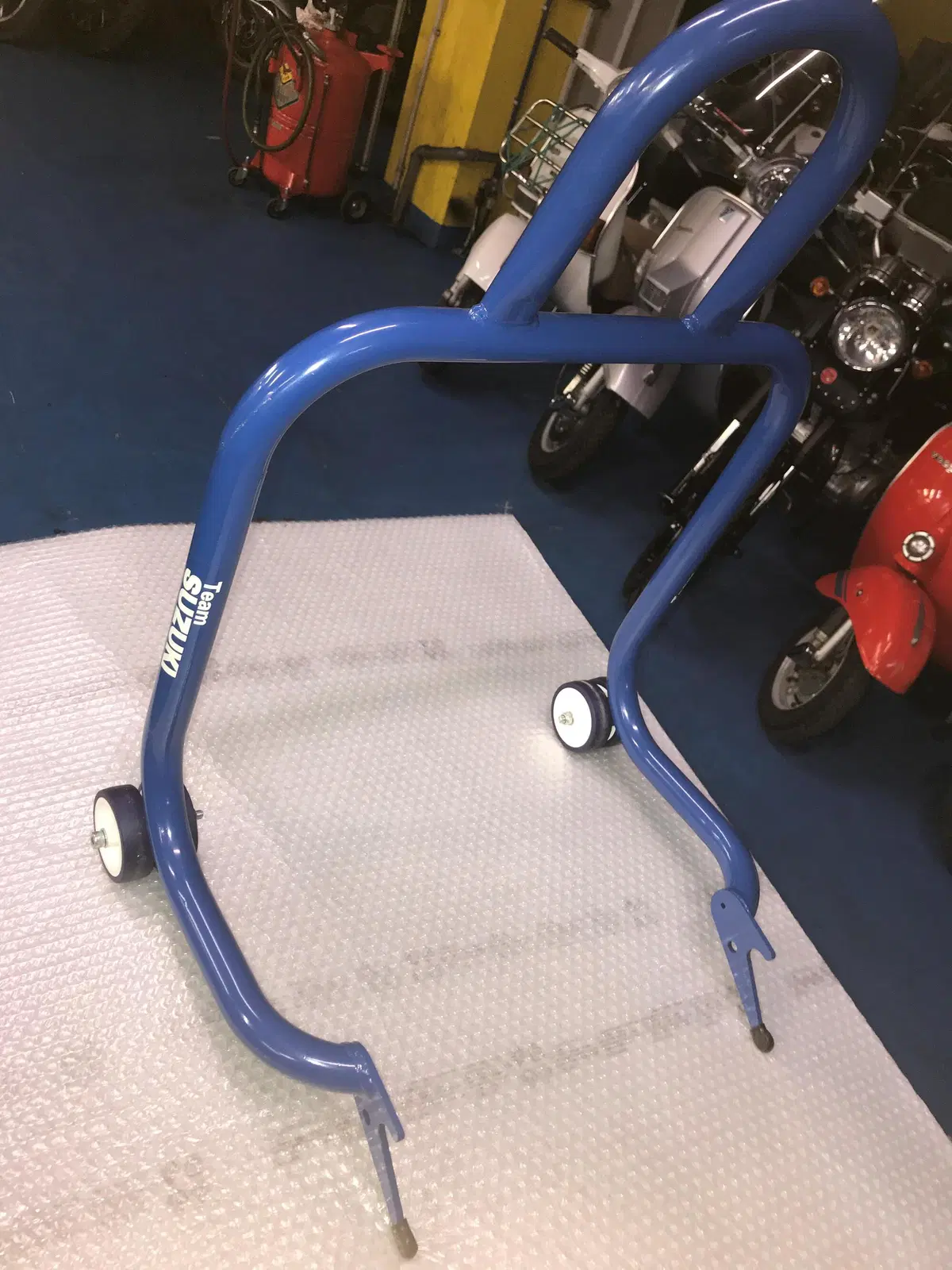 CAVALLETTO POSTERIORE BLU ORIGINALE SUZUKI (2)