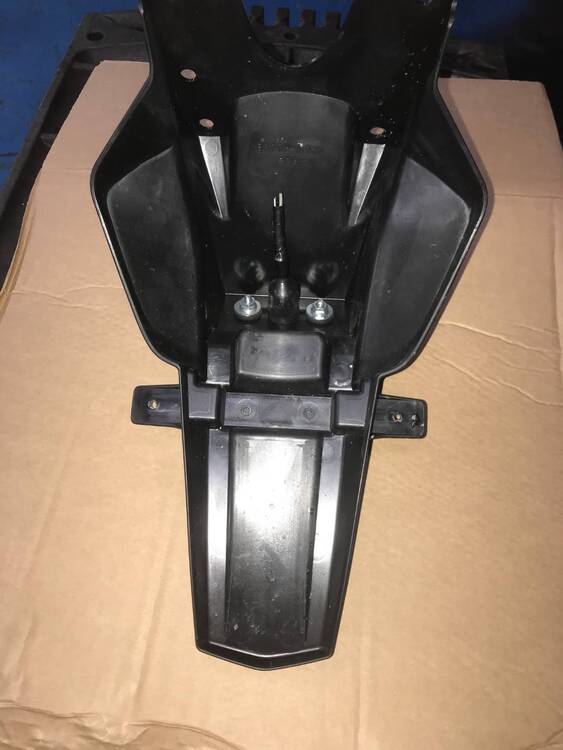 PORTATARGA ORIGINALE SUZUKI GSX-R 600/750 (2)