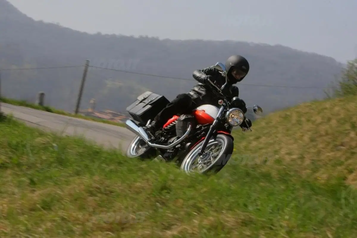 Moto Guzzi V7 2012  (2)