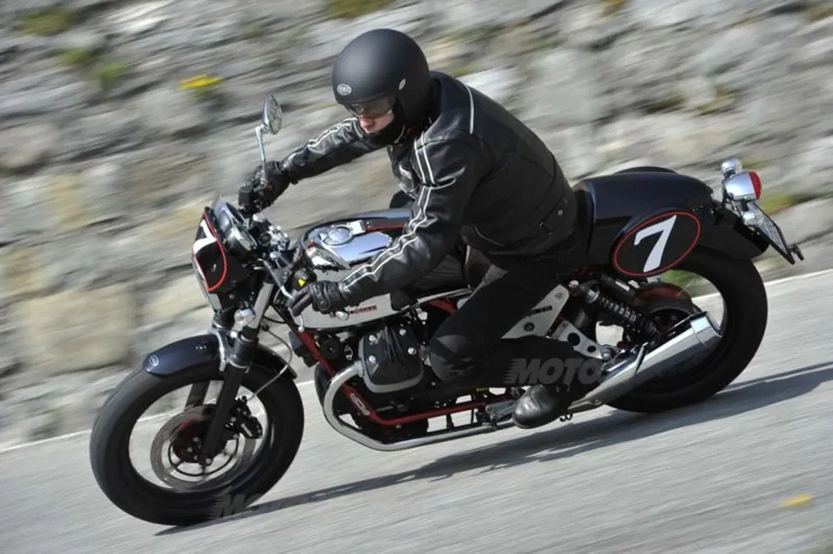 Moto Guzzi V7 2012  (3)