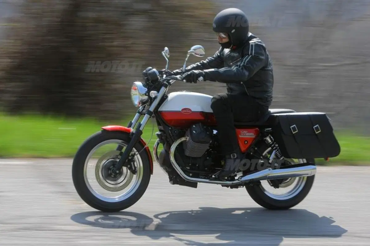 Moto Guzzi V7 2012  (4)