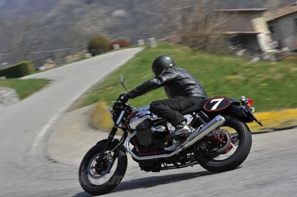 Moto Guzzi V7 2012  (5)