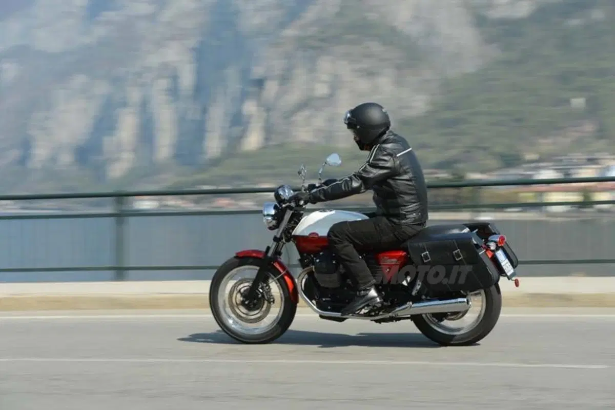 Moto Guzzi V7 2012  (6)