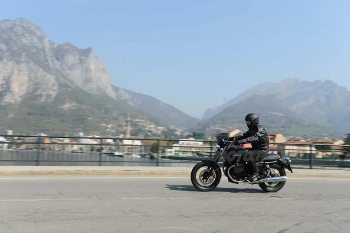 Moto Guzzi V7 2012  (7)