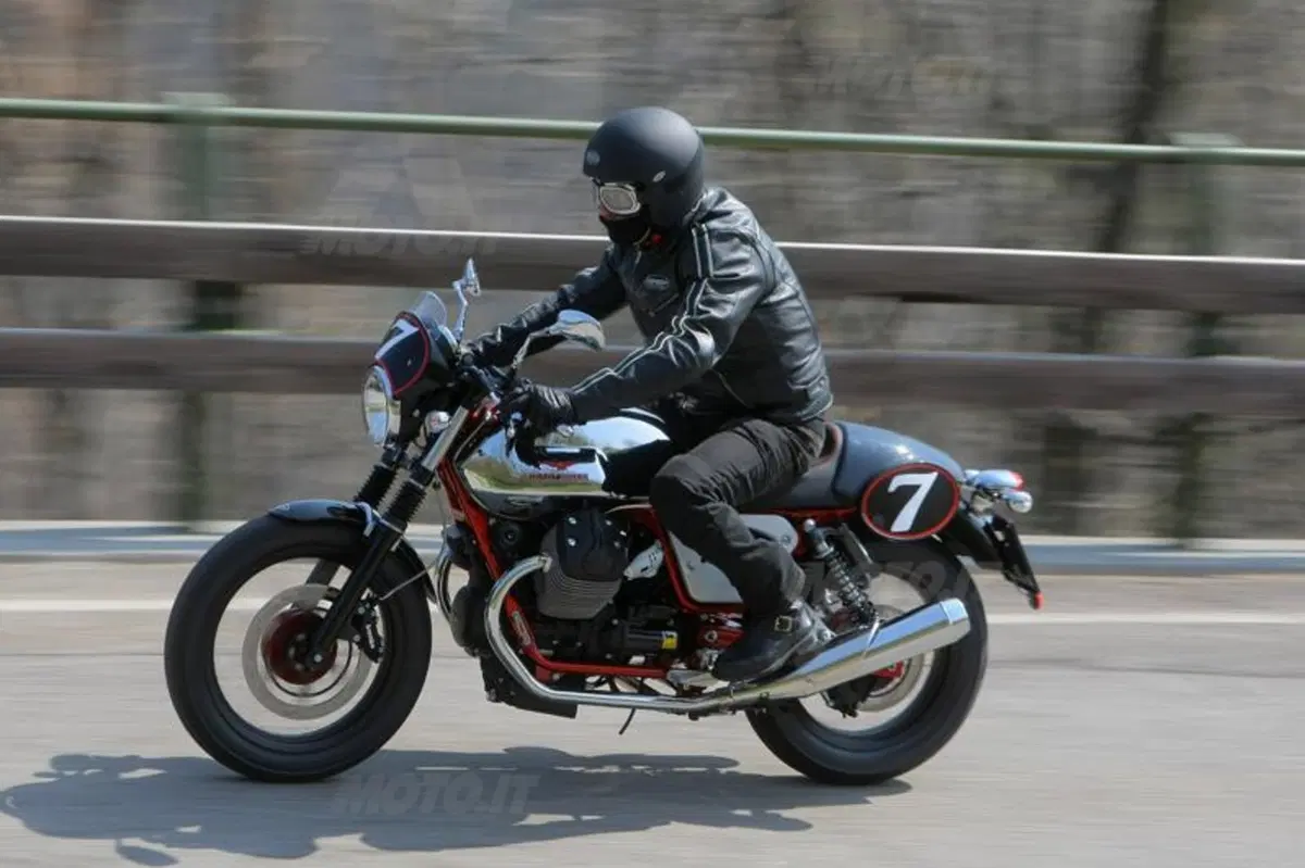 Moto Guzzi V7 2012  (8)