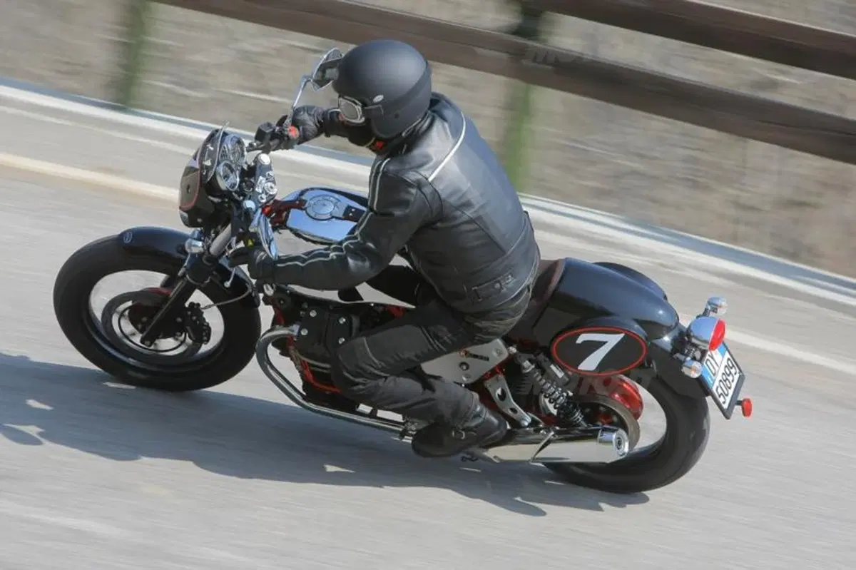 Moto Guzzi V7 2012  (9)