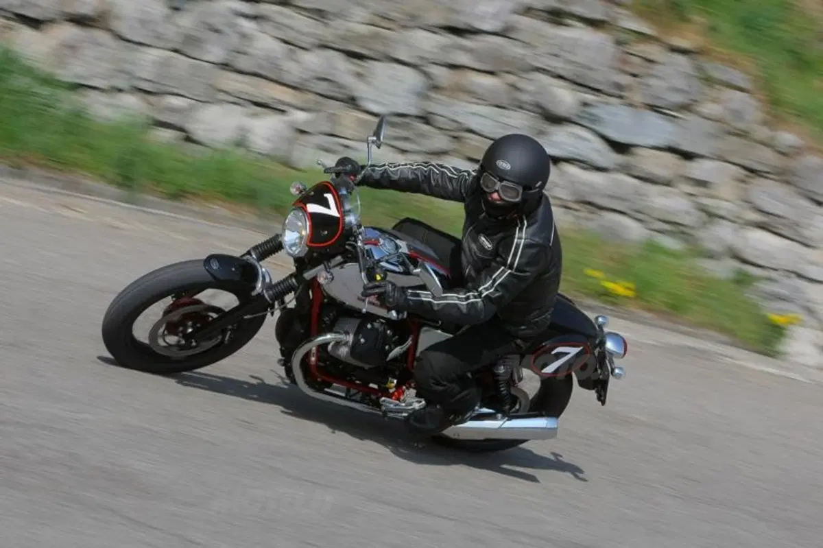 Moto Guzzi V7 2012  (10)