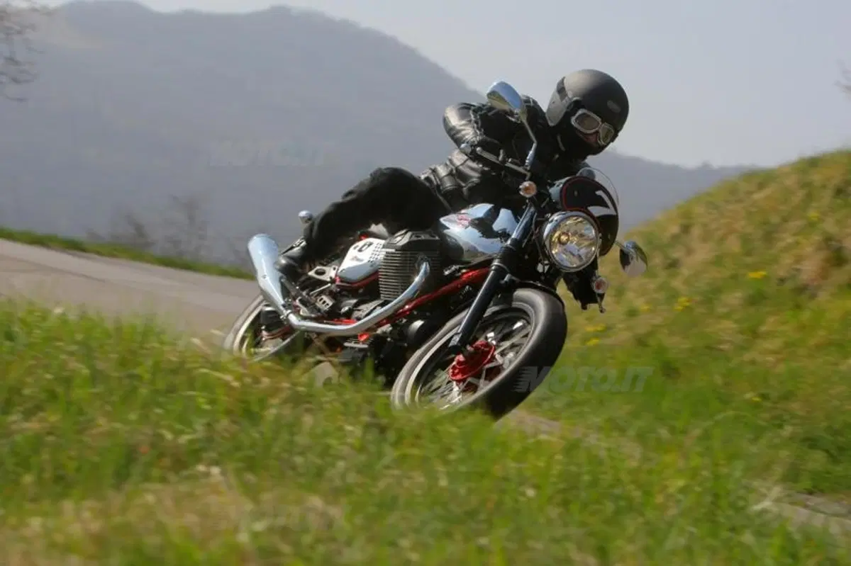 Moto Guzzi V7 2012  (11)