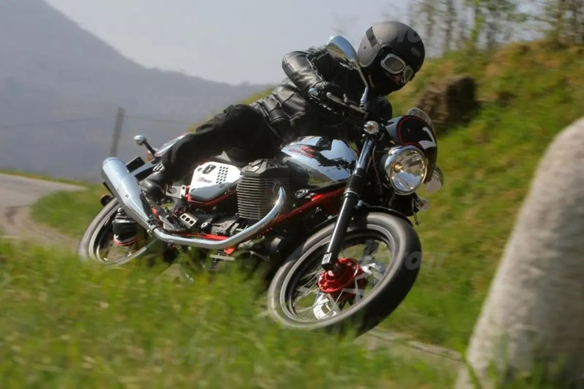 Moto Guzzi V7 2012  (12)