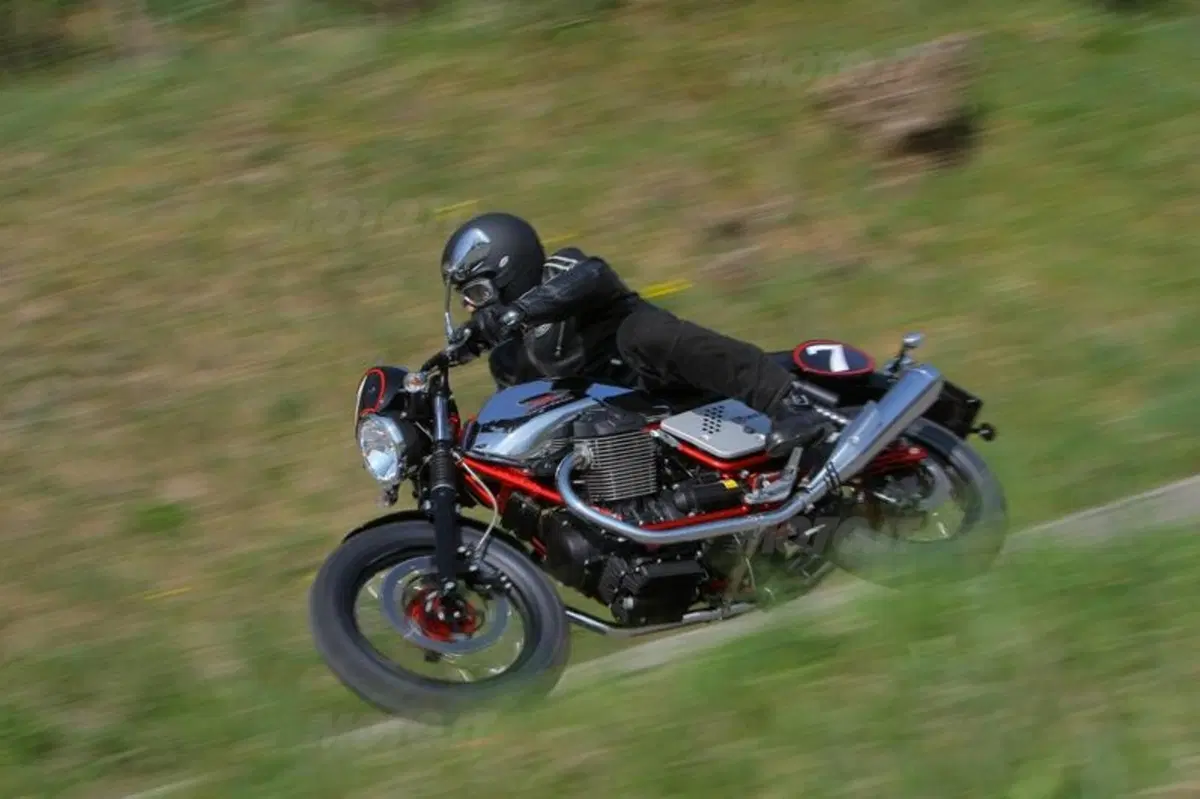 Moto Guzzi V7 2012  (13)