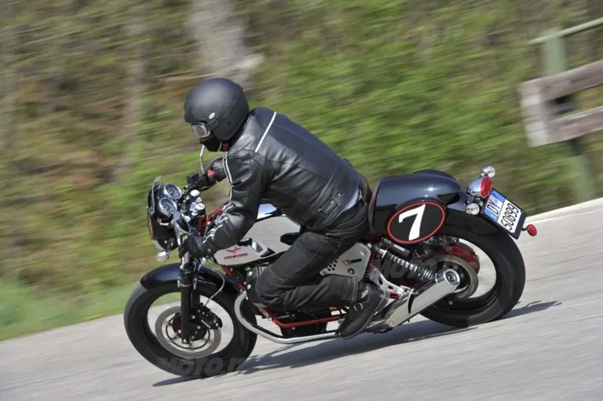 Moto Guzzi V7 2012  (14)