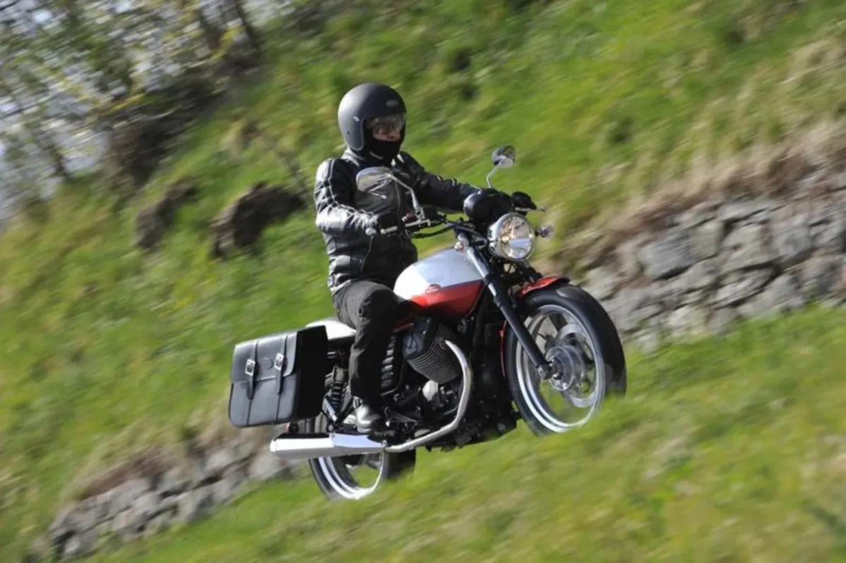 Moto Guzzi V7 2012  (15)