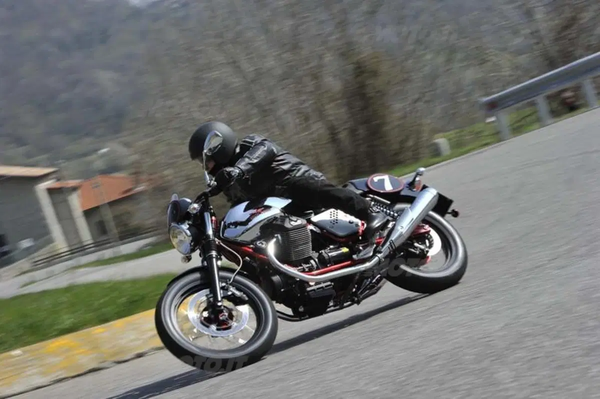 Moto Guzzi V7 2012  (16)