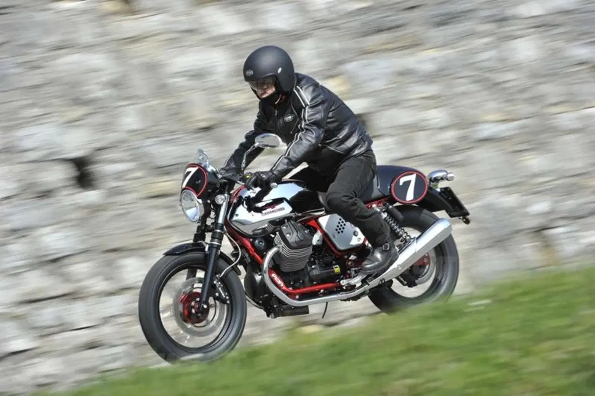 Moto Guzzi V7 2012  (17)