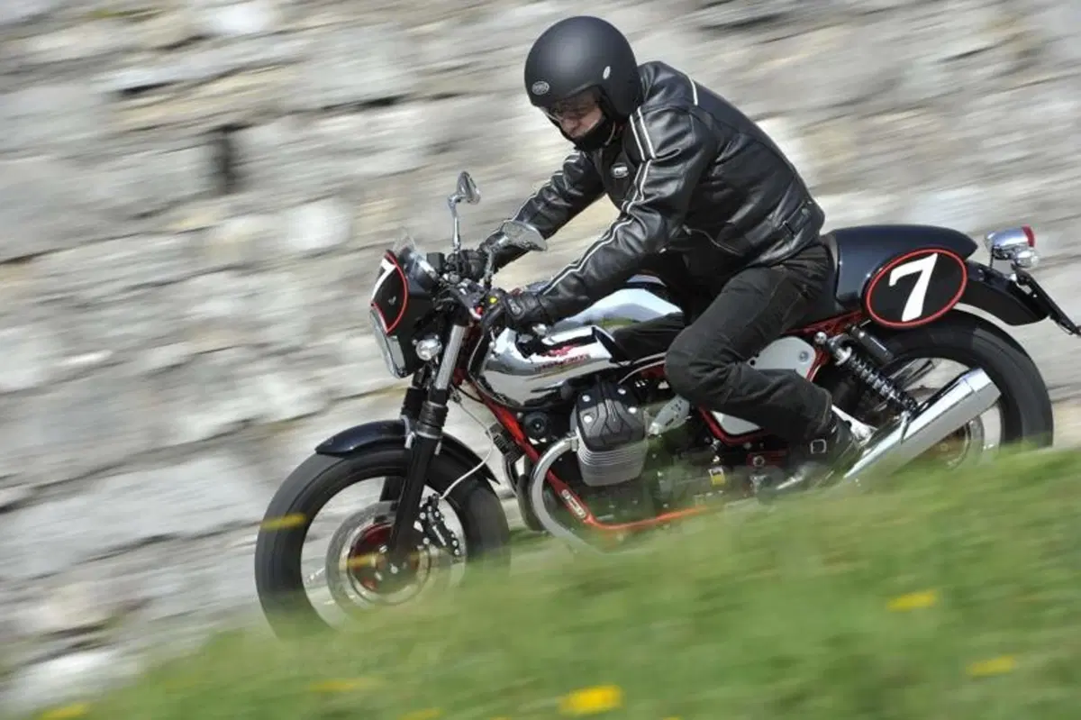 Moto Guzzi V7 2012  (18)