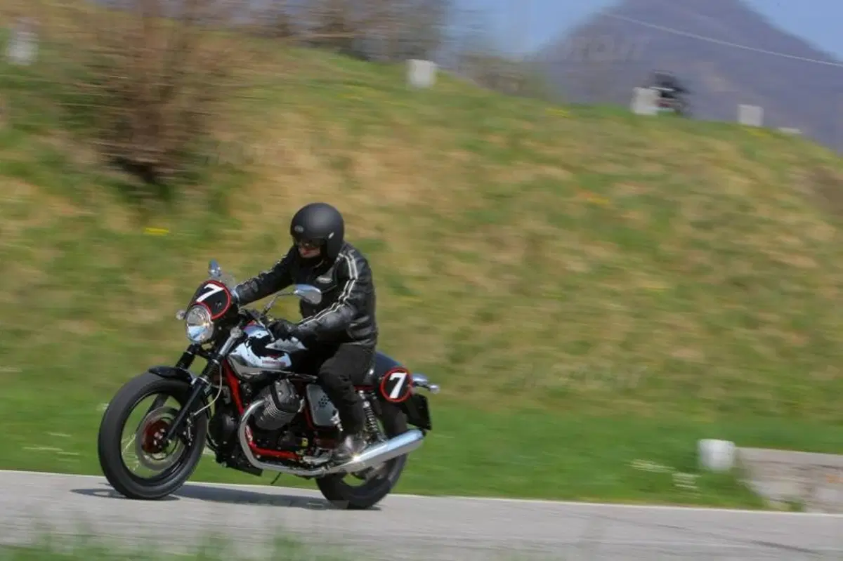Moto Guzzi V7 2012  (19)