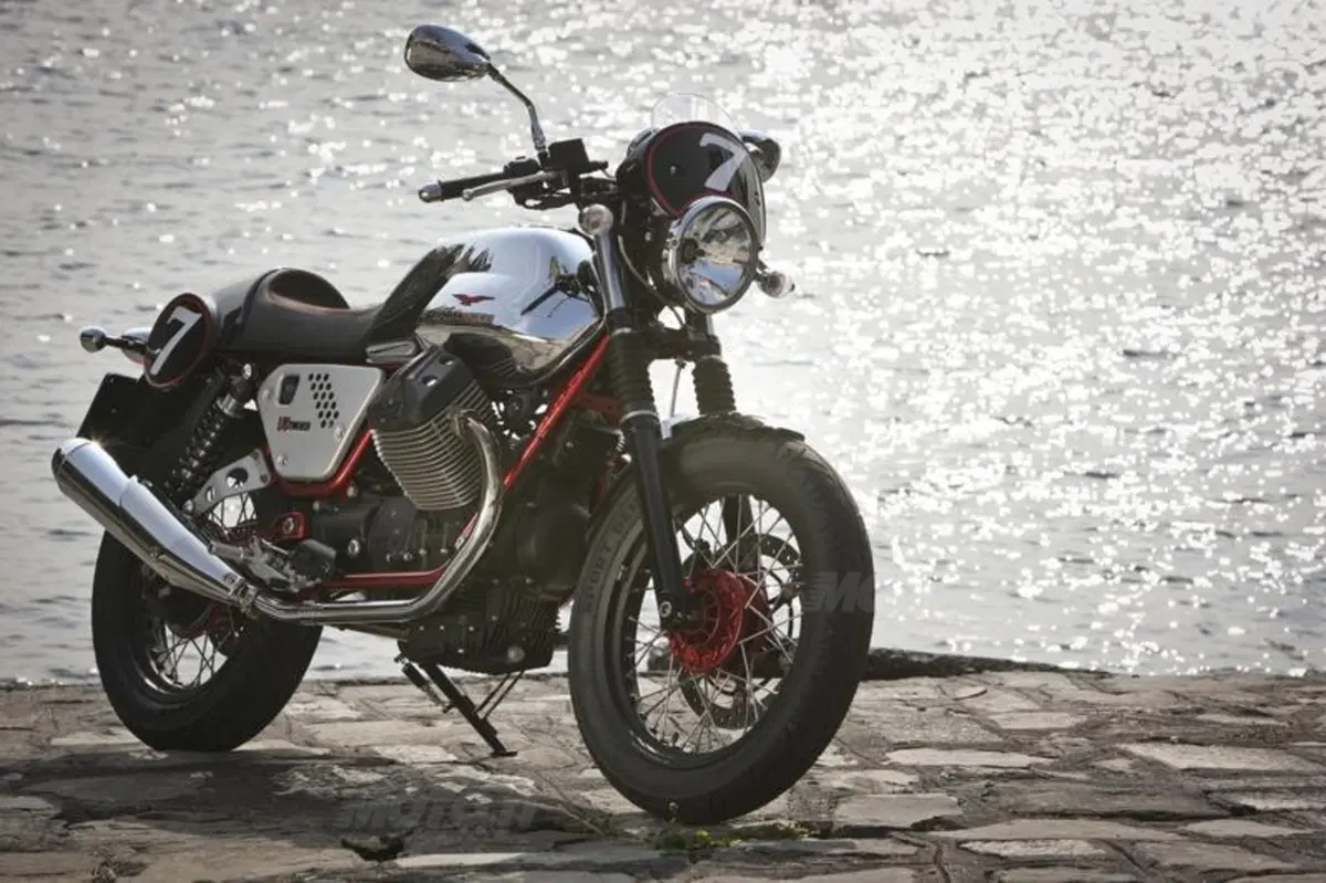 Moto Guzzi V7 2012  (26)