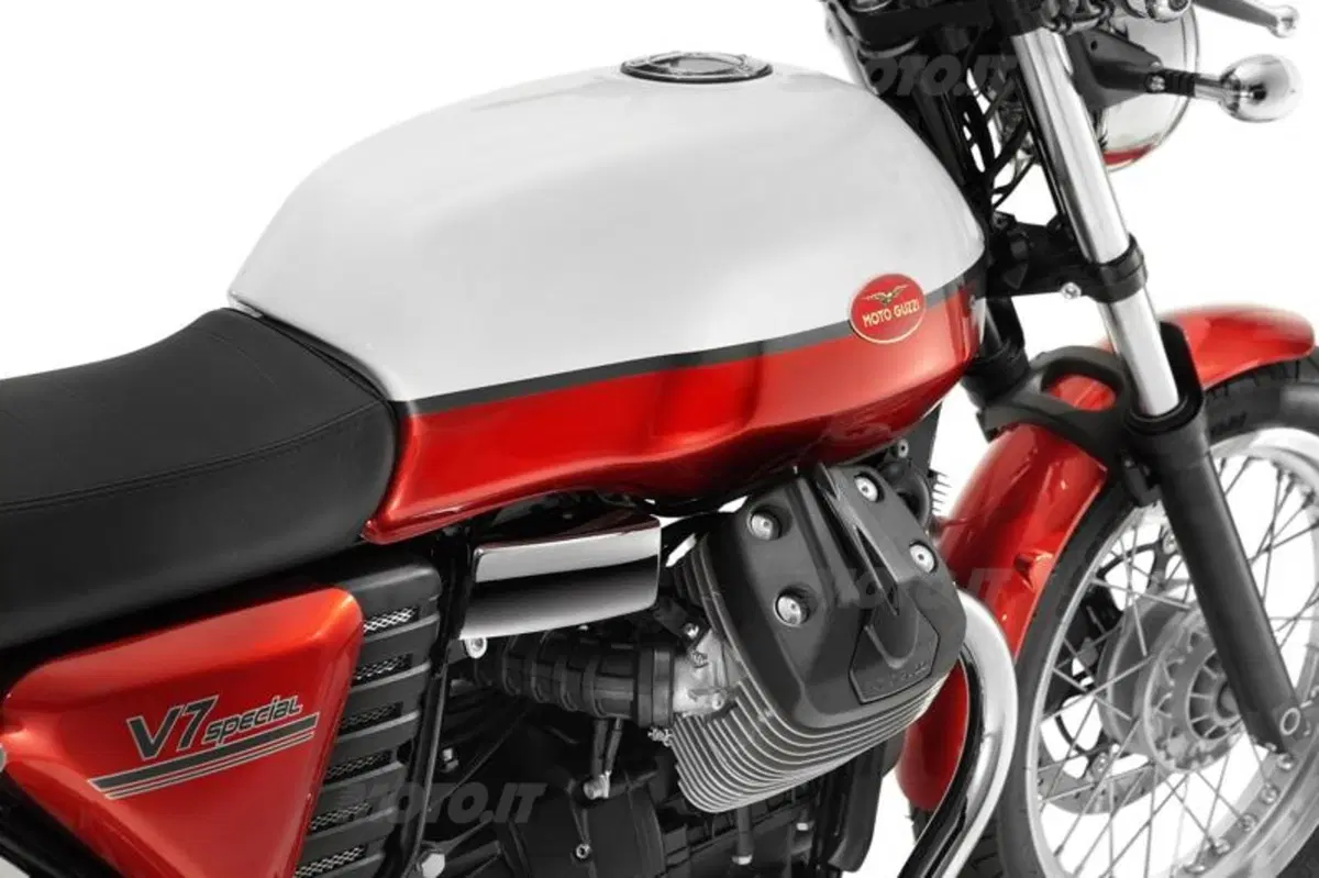 Moto Guzzi V7 2012  (27)