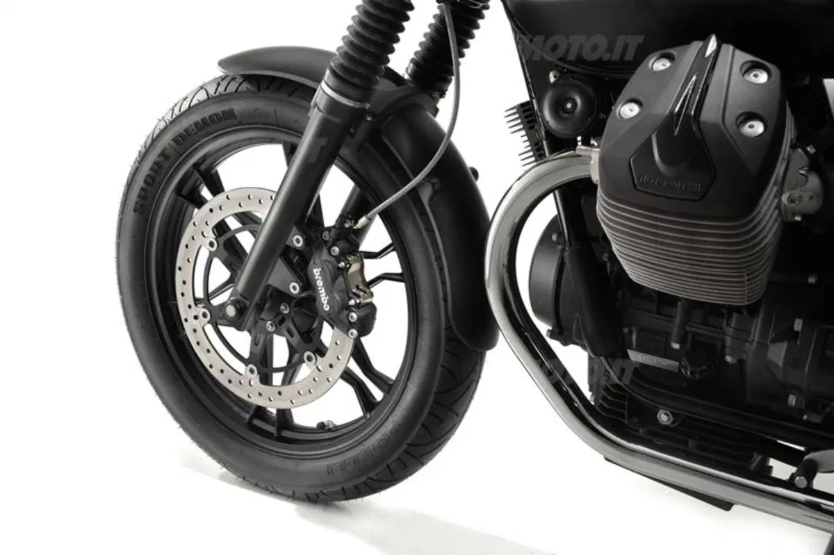 Moto Guzzi V7 2012  (30)