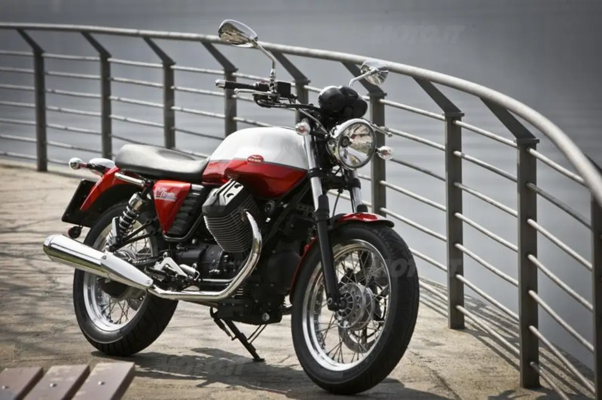 Moto Guzzi V7 2012  (39)