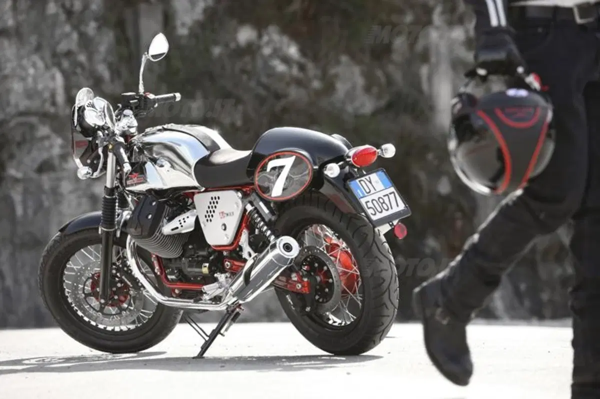 Moto Guzzi V7 2012  (41)