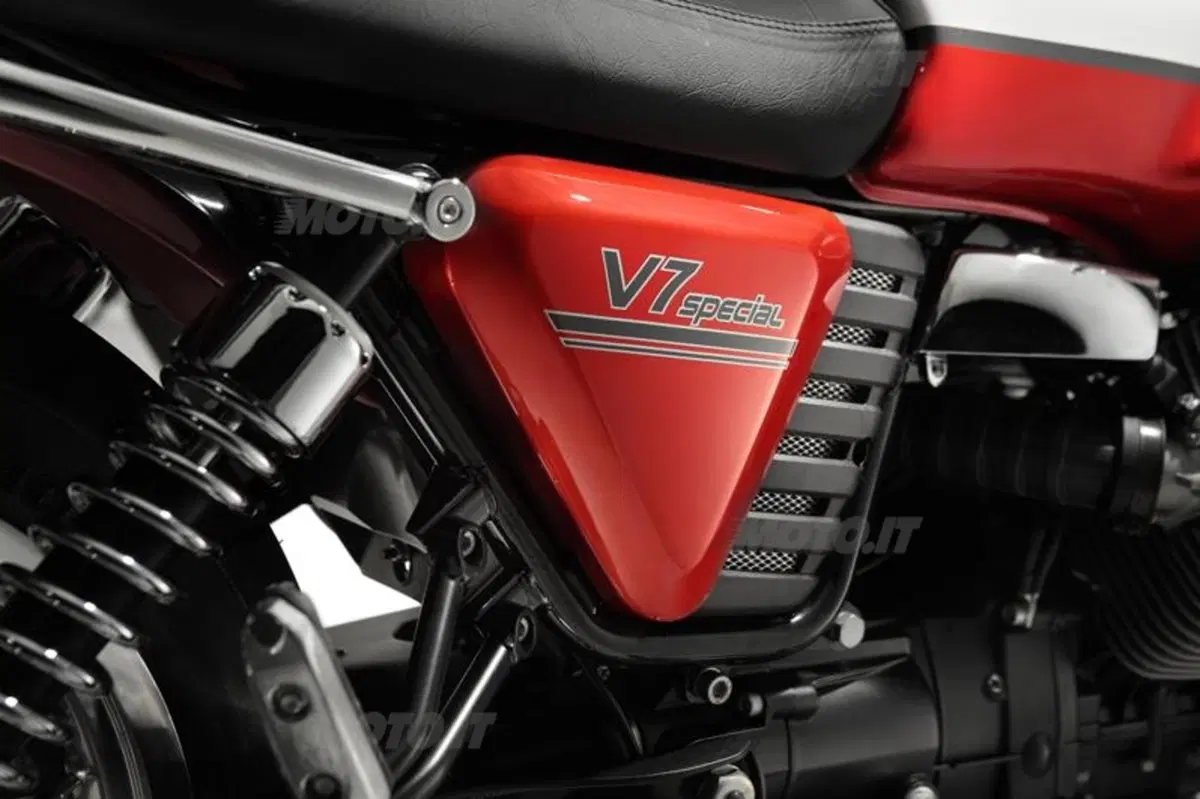 Moto Guzzi V7 2012  (43)