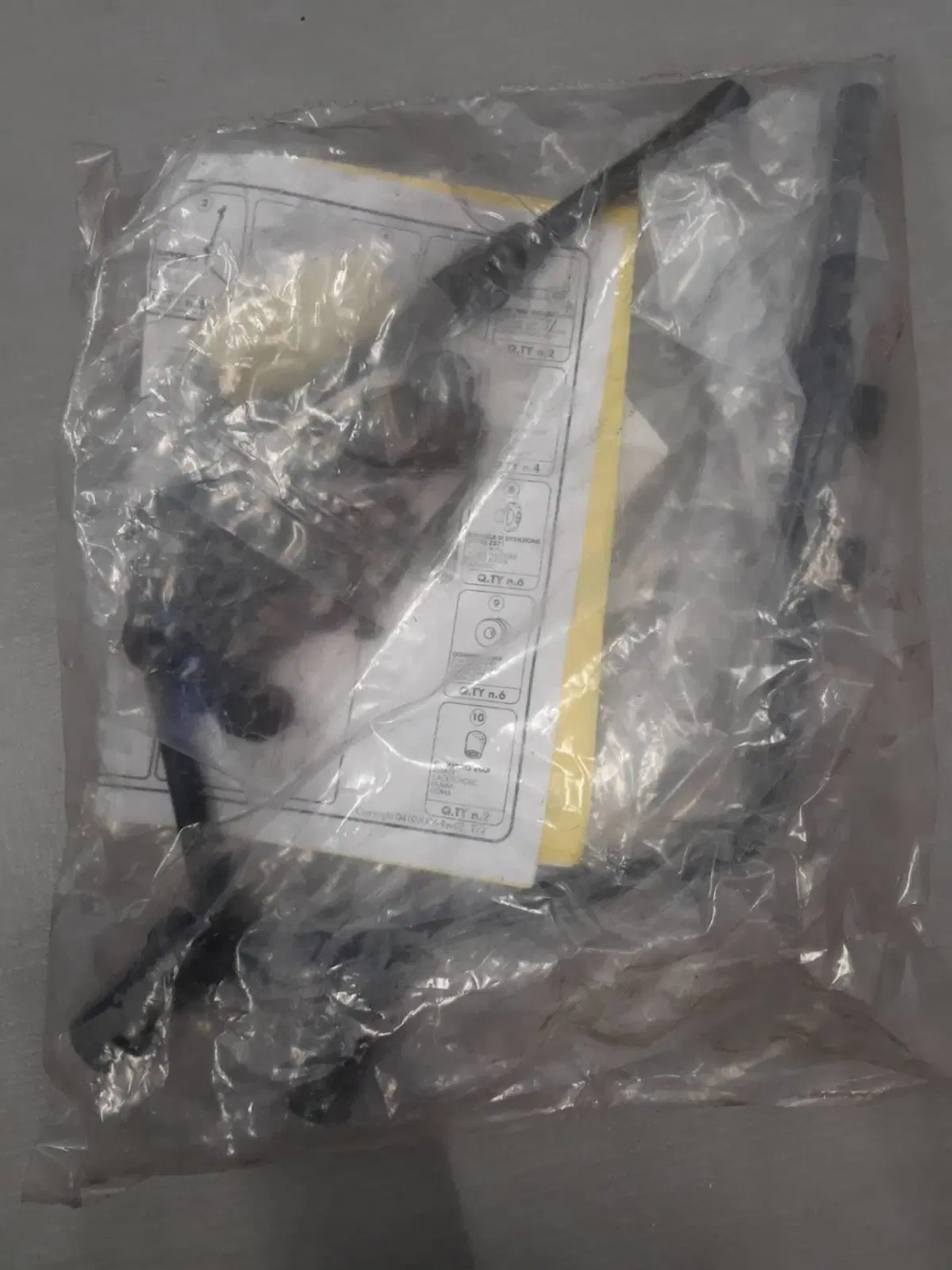 Attacchi parabrezza Piaggio Beverly 500 Givi (2)