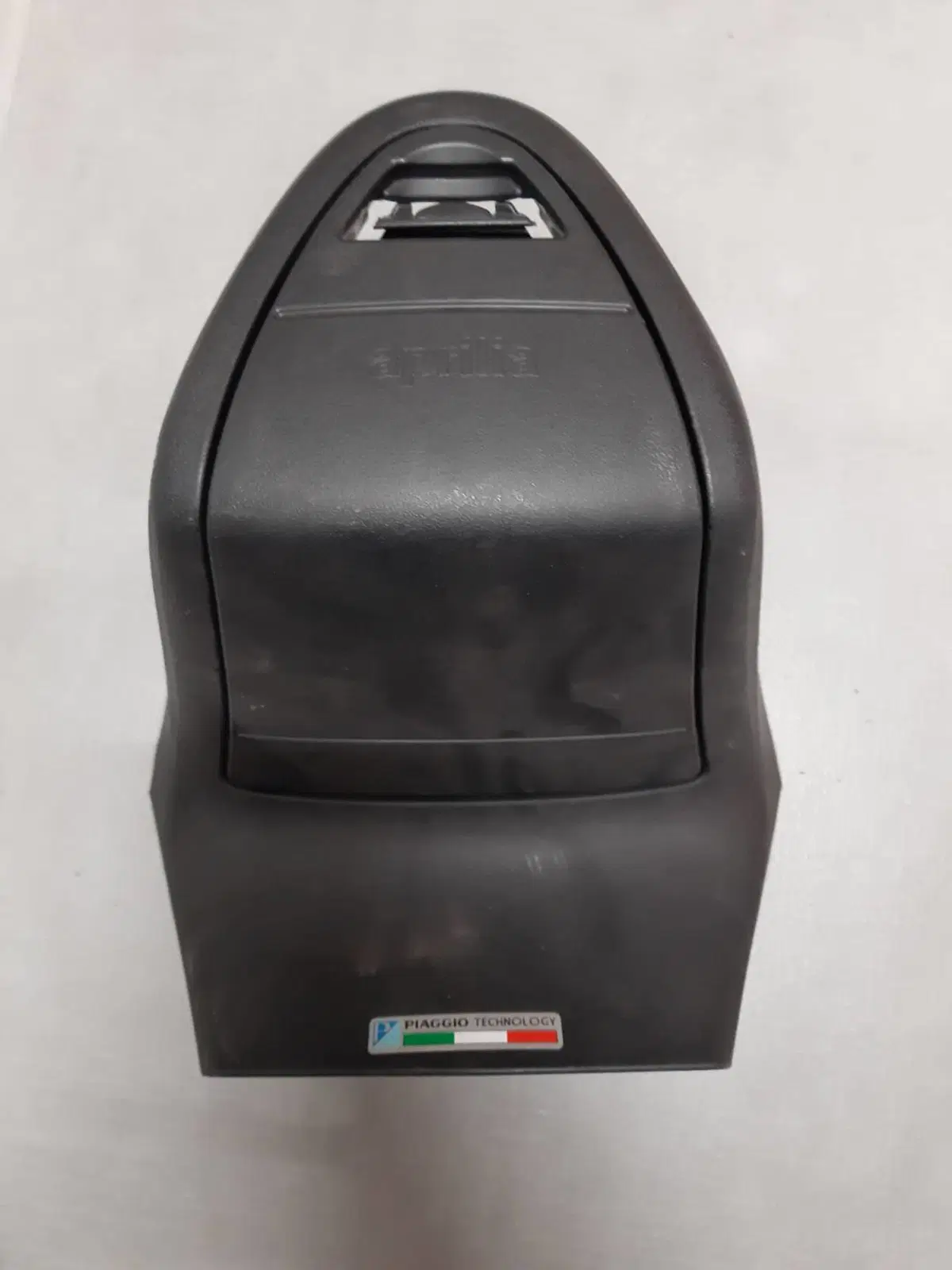 Cofano portaoggetti Aprilia Sr 50 (2)