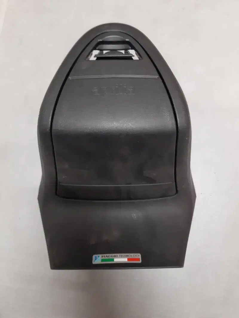 Cofano portaoggetti Aprilia Sr 50 (2)