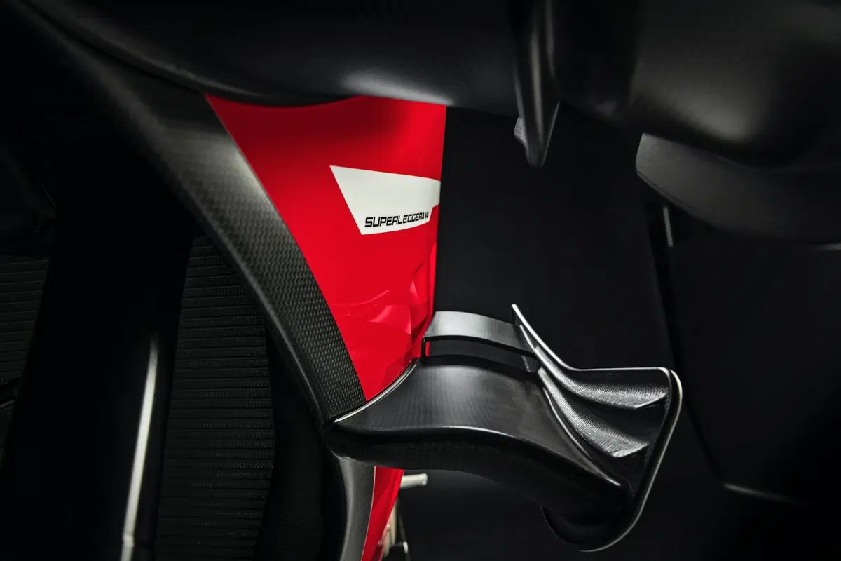 Ducati Superleggera V4. 234 cv, 152 kg e aerodinamica da GP (3)