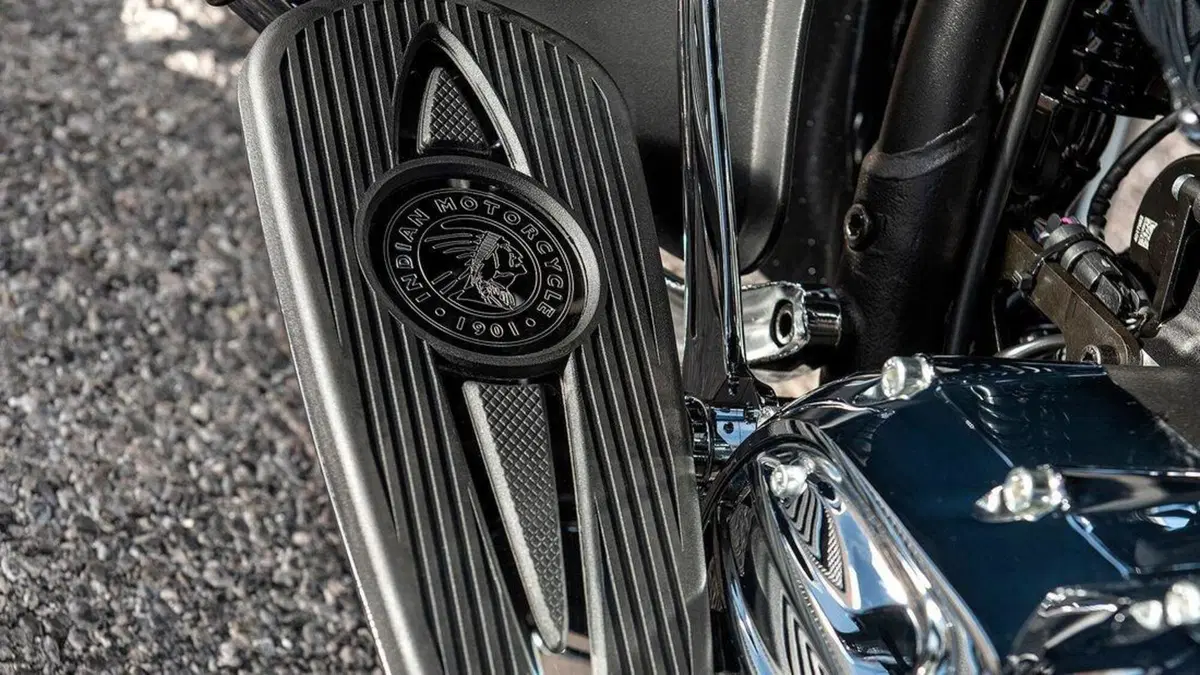 Indian Roadmaster Elite. Oltre 30 ore per la verniciatura a mano (13)