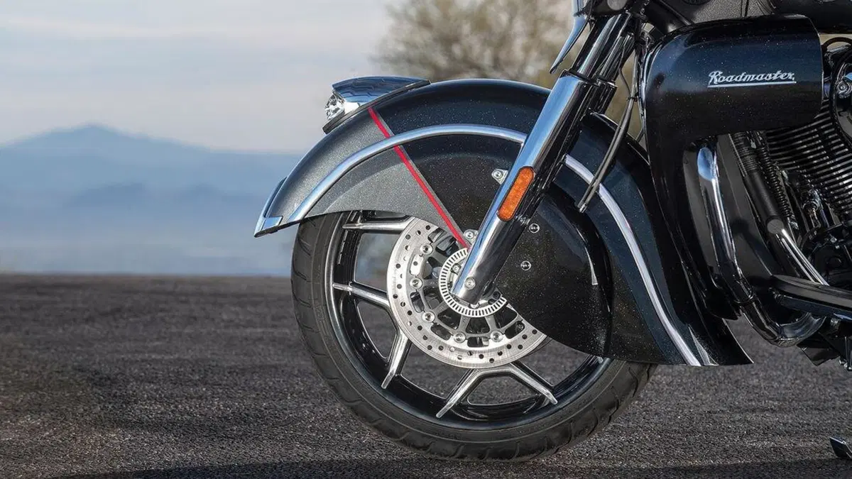 Indian Roadmaster Elite. Oltre 30 ore per la verniciatura a mano (12)
