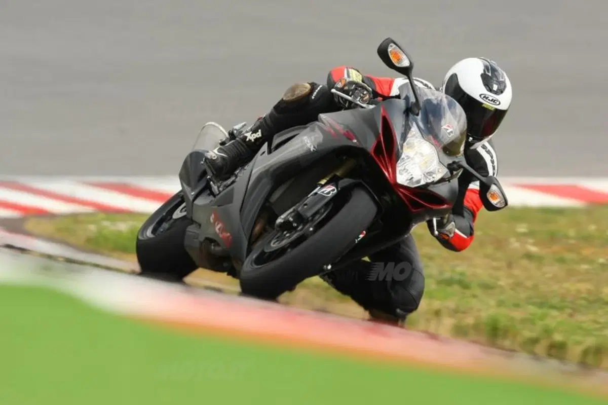 Jeremy McWilliams prova con noi i Bridgestone Battlax Hypersport S20 (4)
