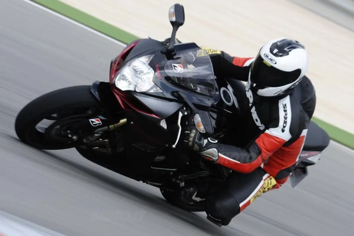 Jeremy McWilliams prova con noi i Bridgestone Battlax Hypersport S20 (8)