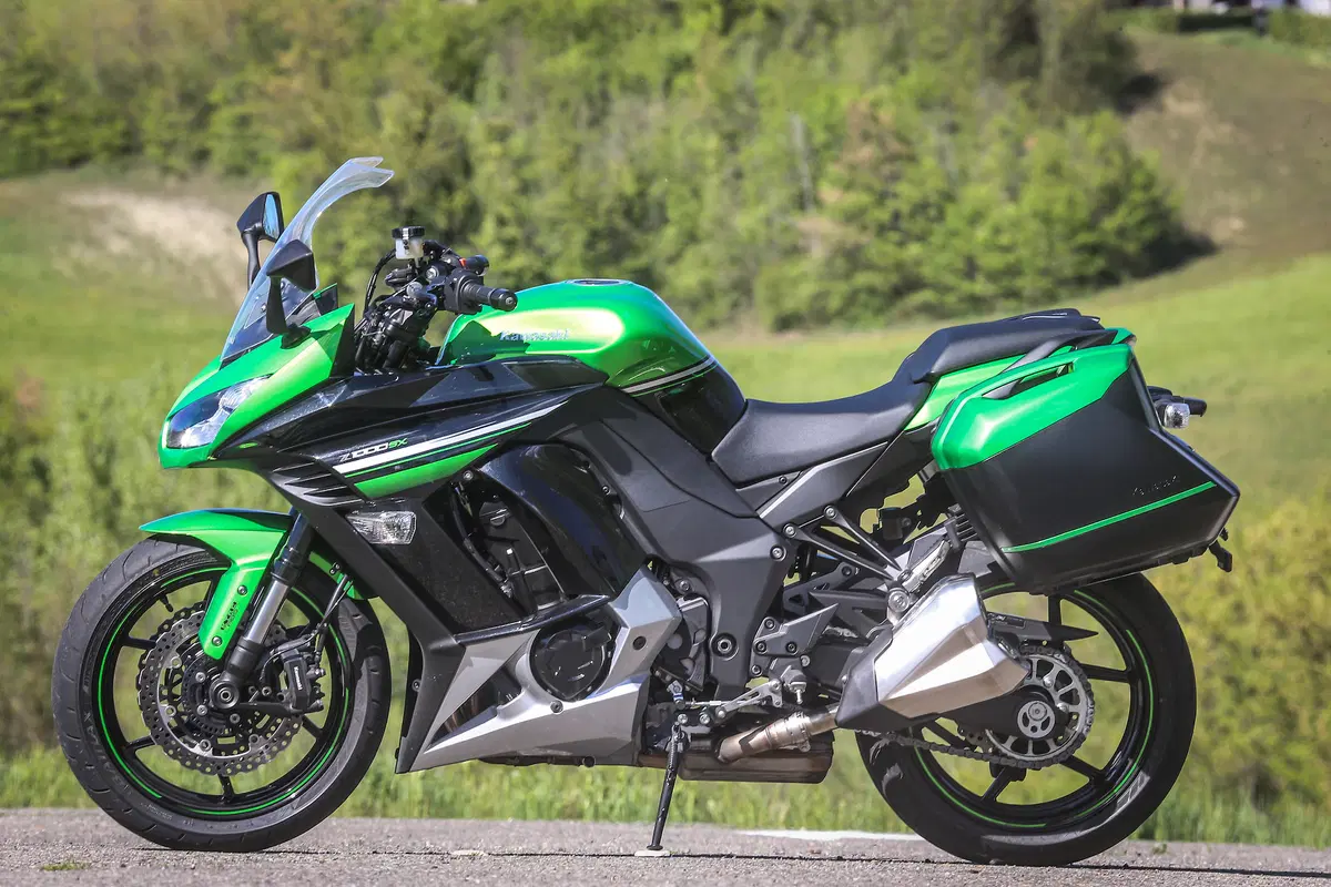 Kawasaki Z1000SX vs. Suzuki GSX-S1000 F (2)