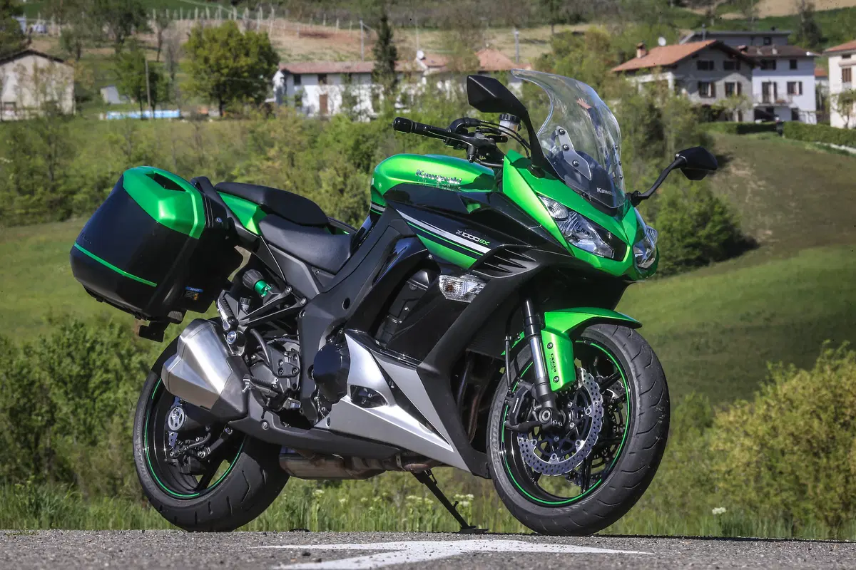 Kawasaki Z1000SX vs. Suzuki GSX-S1000 F (3)