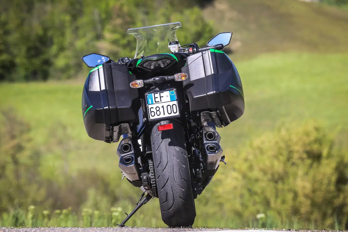 Kawasaki Z1000SX vs. Suzuki GSX-S1000 F (4)