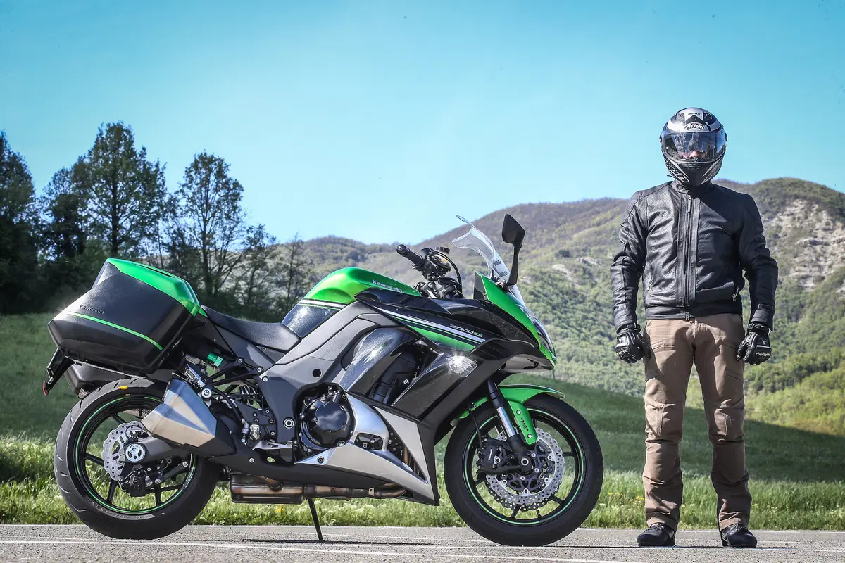 Kawasaki Z1000SX vs. Suzuki GSX-S1000 F (5)