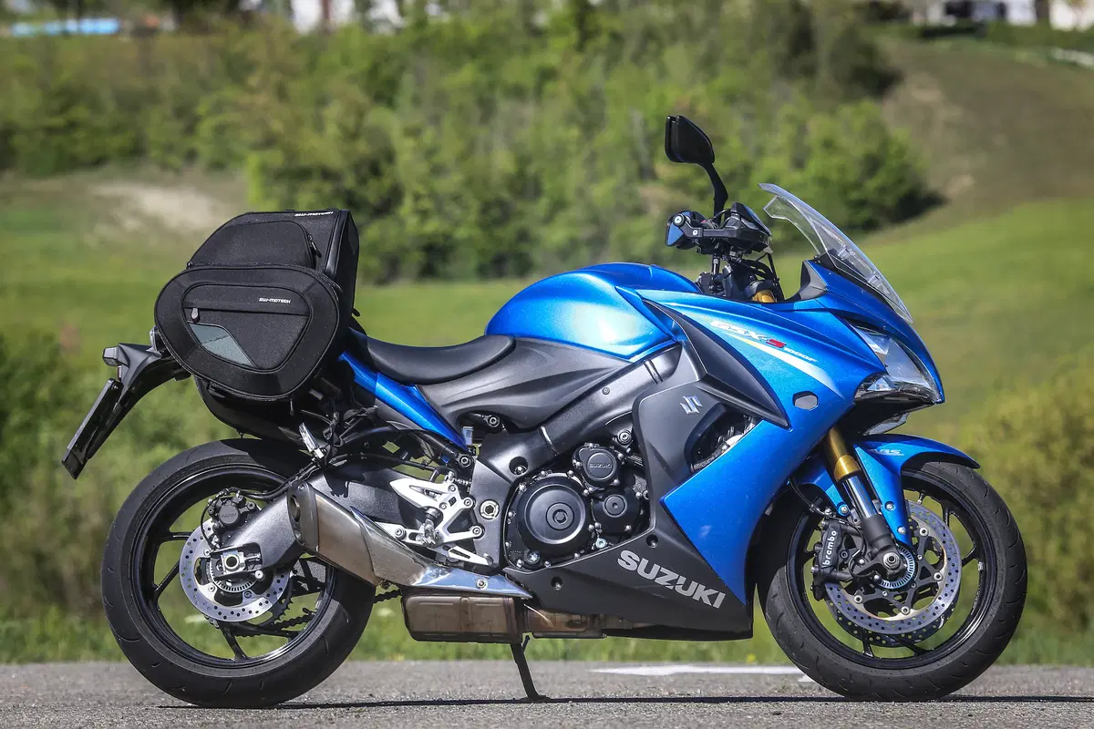 Kawasaki Z1000SX vs. Suzuki GSX-S1000 F (2)