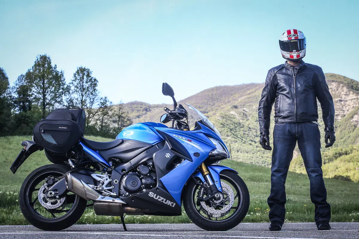 Kawasaki Z1000SX vs. Suzuki GSX-S1000 F (5)