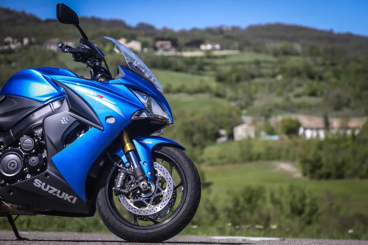 Kawasaki Z1000SX vs. Suzuki GSX-S1000 F (6)