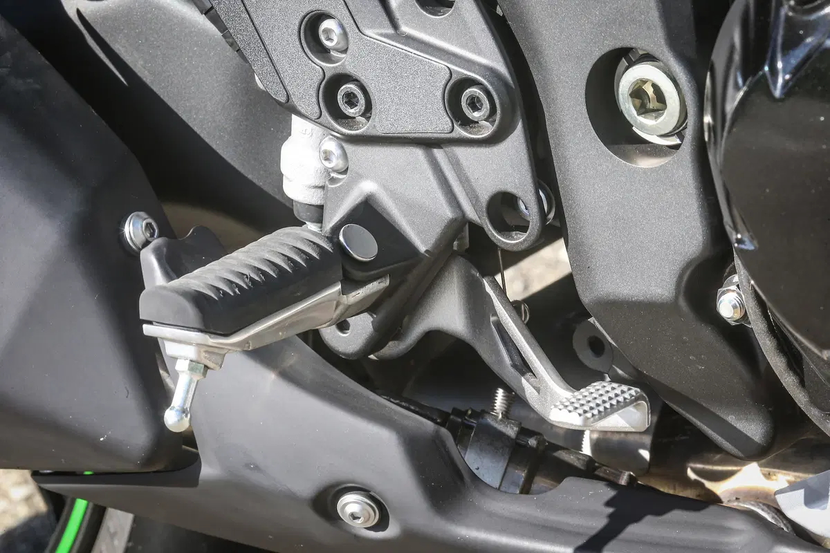 Kawasaki Z1000SX vs. Suzuki GSX-S1000 F (2)