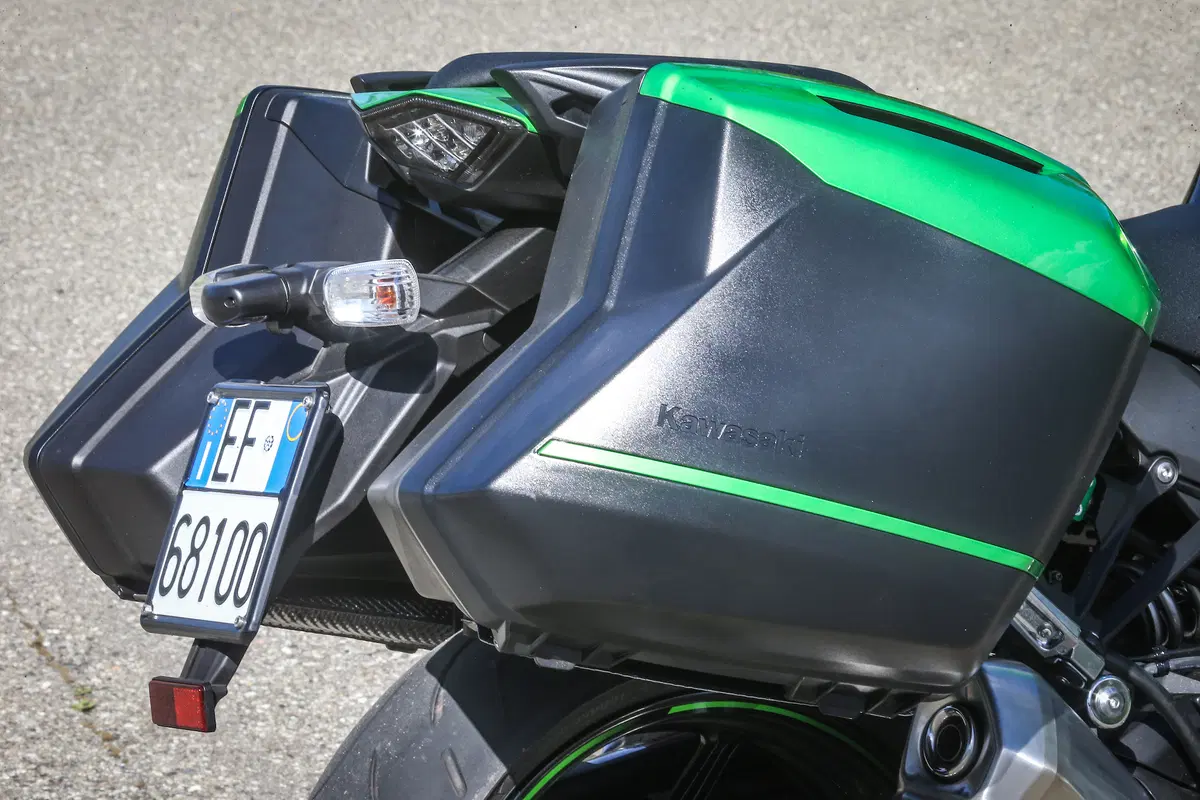 Kawasaki Z1000SX vs. Suzuki GSX-S1000 F (3)